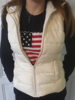 Väst  - Hollister väst med ludd i luvan och på insidan 