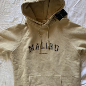 Saint Laurent hoodie - Riktigt snygg Saint Laurent hoodie, köpt i Italien för ca 3 månader sen. Nypris på tröjan ligger på ca 7000 kr. Tröjan är använd men är nästan i nyskick.
