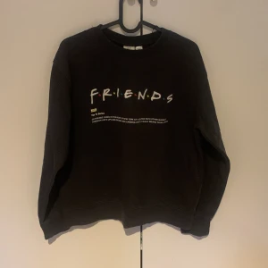 Friends tröja - en super fin friends tröja, inga defekter och super fin💞 säljer pga lite användning. Köpare står för frakt 🥰