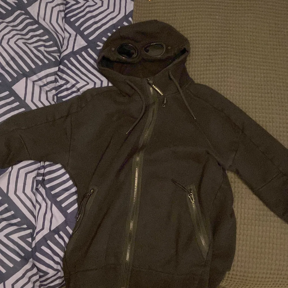 Cp company tröja i storlek m jag är 181 och den är lite liten men den passar ändå. Nypris 2600 säljer den för 1100. Skxika till mig för intresse och frågor . Hoodies.