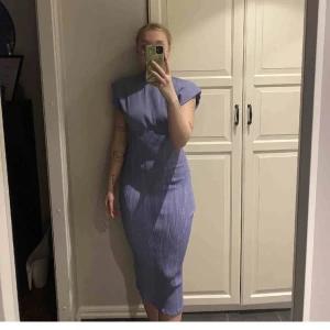 Elegant klänning från Gina tricot storlek M - Oanvänd klänning. Säljer denna fina klänning pga fel storlek. Den är i storlek M & i färgen ljusblå.  
