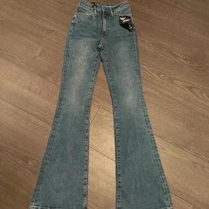 Bootcut jeans från bik bok   - Säljer dom här snygga jeansen från bikbok. Har aldrig använt dom då de tyvärr var för små för mig.  De är high/mid rise och är i en ganska mörk blå färg. Skulle passa någon som har xs/s i jeans💗