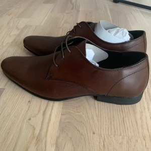 Helt nya kostymskor - Helt nya kostymskor finns i stl 42, 43 och 44