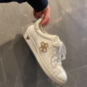 Guess Skor - Jag säljer mina snygga Guess skor i väldigt fint skick. Endast använda ett fåtal gånger då jag tyvärr vuxit ur dem. Köpare står för frakt.