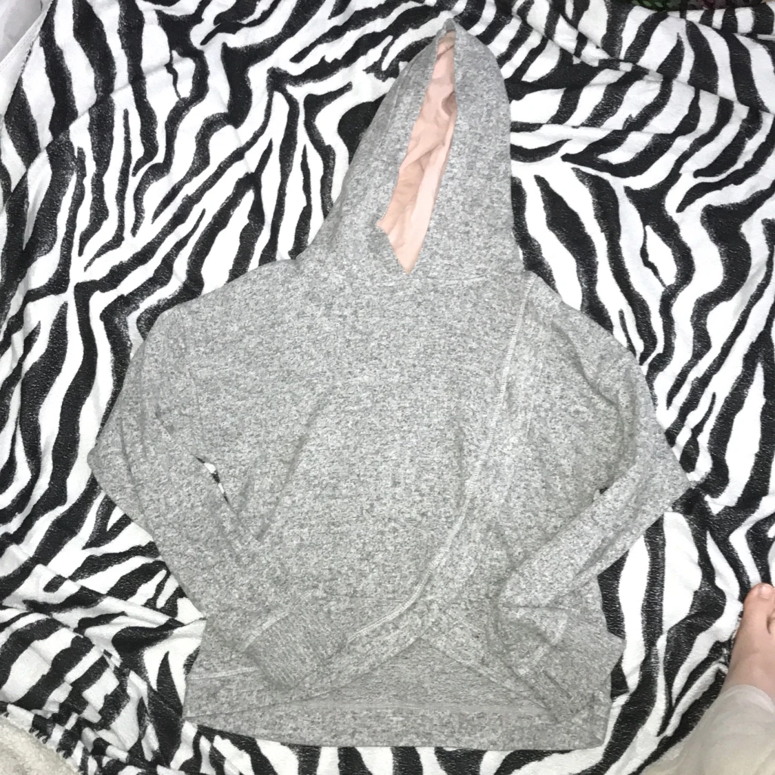 Grå hoddie i använt skick  - 91