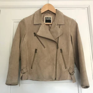 Mockajacka Weekday - Säljer mockajacka från weekday. Köpte två då jag tyckte om modellen så mycket. Den här är därför mycket sparsamt använd. Storlek XS.