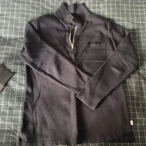 Svart tröja - Svart tröja med krage, skriv för mer info.