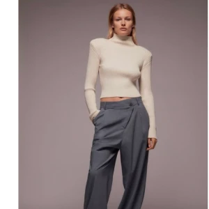 Stickad topp Zara - Helt ny  Zara topp med axelvaddar