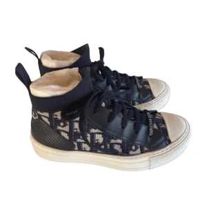 Dior skor - Dior skor använda två gånger, kvitto, box mm tillkommer💓Storlek 36,5 men passar mig med 37 också!