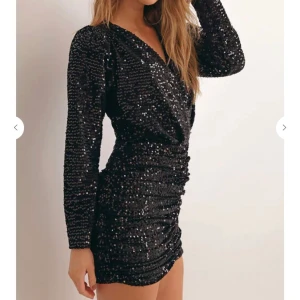 Festklänning - Riktig festklänning täckt i paljetter Aldrig använd! Nypris 900kr  Köparen står för frakt❤️