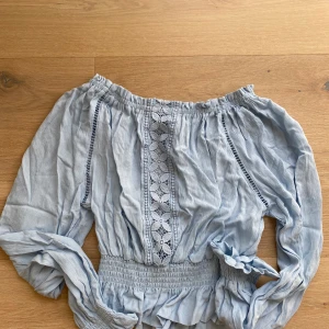 Fin ljusblå sommarblus.  - Fin ljusblå sommarblus. 