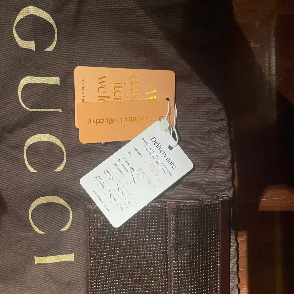 Vintage Gucci-väska köpt på Vestiaire Collective 2019, 3200 kr. Unik och så fin med ett litet fack inuti. Man får plats med allt nödvändigt för en utekväll! Dustbag och äkthetsbevis (kontrollerad av Vestiaire) medföljer. Möts upp i Danderyd eller fraktar💜. Väskor.