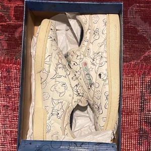Tom and Jerry Reebok sneakers  - Skit cool silouett av adidas med tom o Jerry tryck som jag hittade i garderoben, dom är galet sköna och coola on feet, kommer tyvärr int med skosnören (skriv gärna för mer info!!)