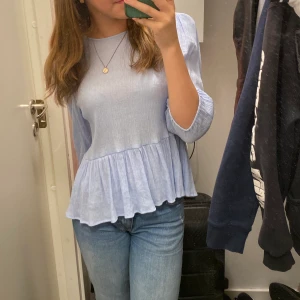 Ljusblå Blus - En blus i fin blå färg som är köpt på hm. Denna modellen finns nog inte kvar att köp IOM att min moster hade denna i sina tonår💗 den kommer inte till användning hos mig och därför säljer jag den, den är 10/10 nyskick och har inte en skråma!  Frågor kp💗
