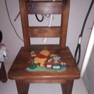 Fin mörkbetsad barnstol med målat motiv på sitsen med Nalle Puh och på stolsryggen med namn Andreas .hämtas i Skene  Swishbetalning tillämpas . Alt kontant betalning .