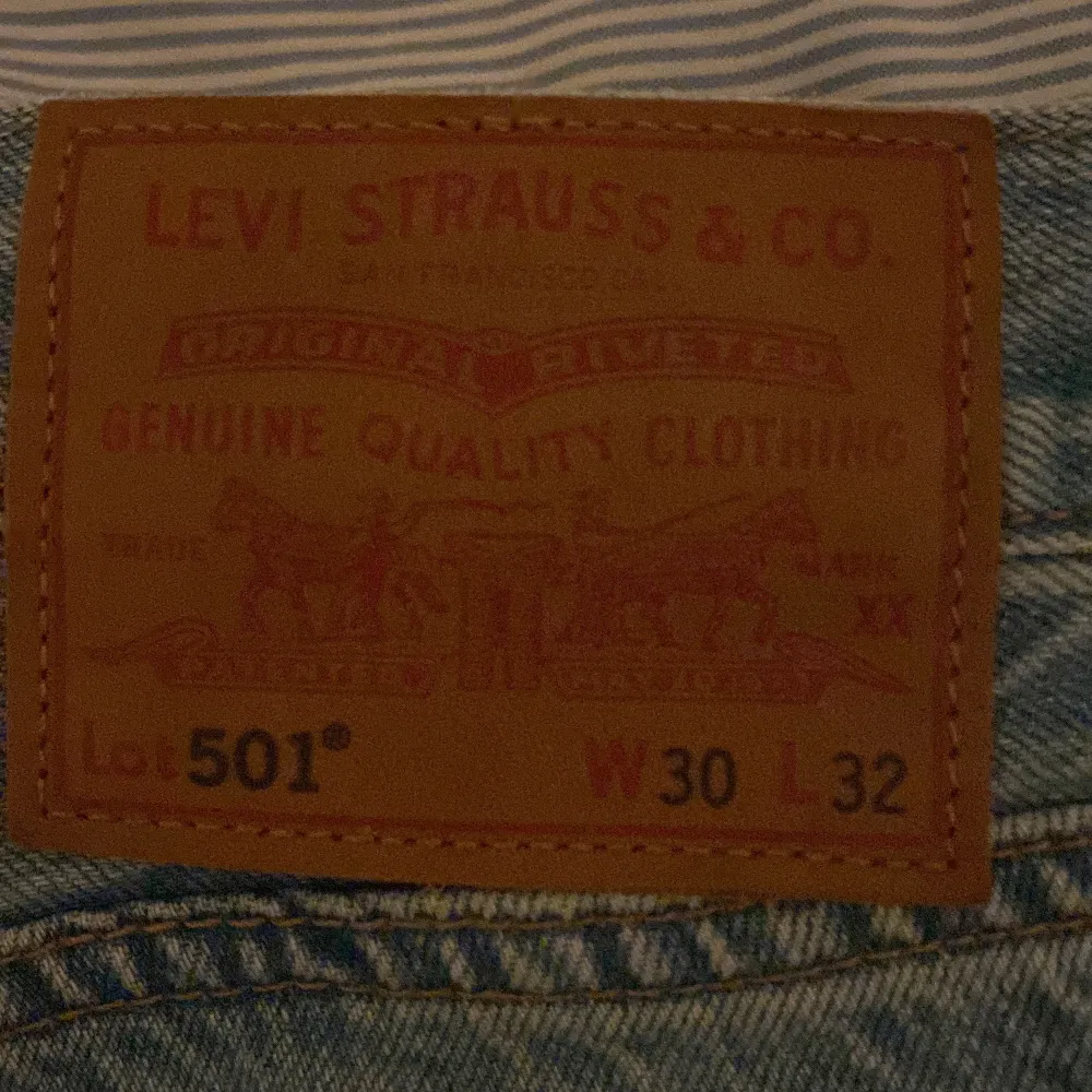 Säljer dessa Levis jeans då dom var för små och tajta. Har använt dom  2-3 gånger.. Jeans & Byxor.