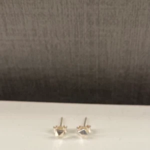 Örhängen  -  Tre olika örhängen. Köpte alla tre för 100 säljer för 55+frakt. Säljer ett pat för 20+frakt