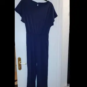 Marinblå jumpsuit i storlek S nypris 600kr