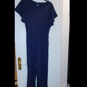 Jumpsuit - Marinblå jumpsuit i storlek S nypris 600kr
