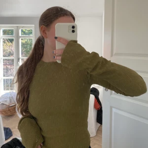 A dsgn tröja - A dsgn tröja i olivgrönt. Storlek M men passar mig som vanligtvis har S. Använd ca 3 gånger, köparen står för frakten