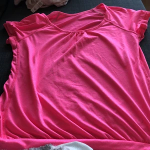 Rosa tränings tröja strl M  - Träningströja i strl M, stretchigt tyg 