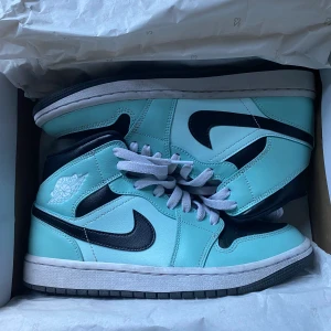 Air Jordan 1’s Mid - Användna men i bra skick. Kan skicka mer bilder i dm:) Möts helst upp men kan posta. Köparen står för frakten. Tryck inte på köp direkt.