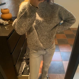 Stickad tröja - Stickad tröja från mango, strl M men krympt i tvätten så skulle säga xs/s🤍Lite nopprig men märks ej!