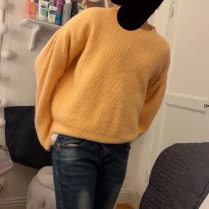 Tröja - En orange fin tröja som inte är stickig.