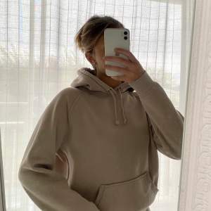 Beige hoodie från BikBok🤎 Använts ett par gånger, men fortfarande i bra skick. Storlek S/M. 