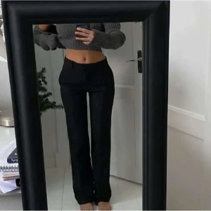 Midwaist kostymbyxor  - Svarta superfina midwaist kostymbyxor. Köpa secondhand så vet inte vart dom är ifrån. Storlek 38