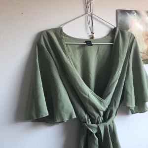 Grön blus, aldrig använd  - Fin salviagön blus som aldrig använts.  Storlek M. 