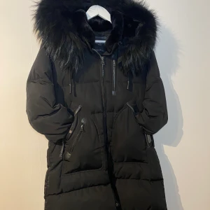 Cederico Monet  - Cederico jacka i fint begagnat skick.  Nypris 8900:-  Har en stor och mysig huva och snygga läderdetaljer. 