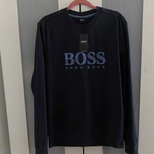 Hugo Boss Sweatshirt Storlek: M📐(Passar som S)   Skick: 9/10📦 (Har en mörkrosa fläck på vänster arm)   Pris: 520💰 (Nypris: 1200)