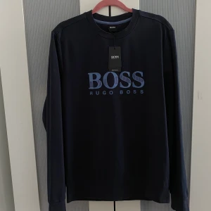 Hugo Boss Sweatshirt - Hugo Boss Sweatshirt Storlek: M📐(Passar som S)   Skick: 9/10📦 (Har en mörkrosa fläck på vänster arm)   Pris: 520💰 (Nypris: 1200)
