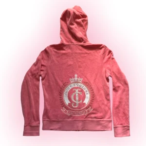 Juicy couture y2k zipup hoodie - SÄLJER FLER JUICY!Snygg juicy couture zipup hoodie av den gamla modellen med tryck bak. Strl L på lapp, små i storlekar så skulle mer säga M. Lånad första bild. Bra skick men några få stenar har ramlat av men går lätt att fixa. Köparen står för frakt. ❤️