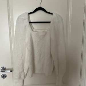 Tröja - ”Fluffig” vit tröja, lite vid i armarna.  Använd en dag, perfekt skick. 