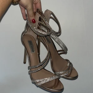 Klackar - Steve madden - Säljer nu mina älskade Steve madden klackar i storlek 40. Får alltid komplimanger när jag bär dem då dem verkligen glittrar och drar till sig uppmärksamhet✨🤍 Pris kan diskuteras vid snabb affär! 