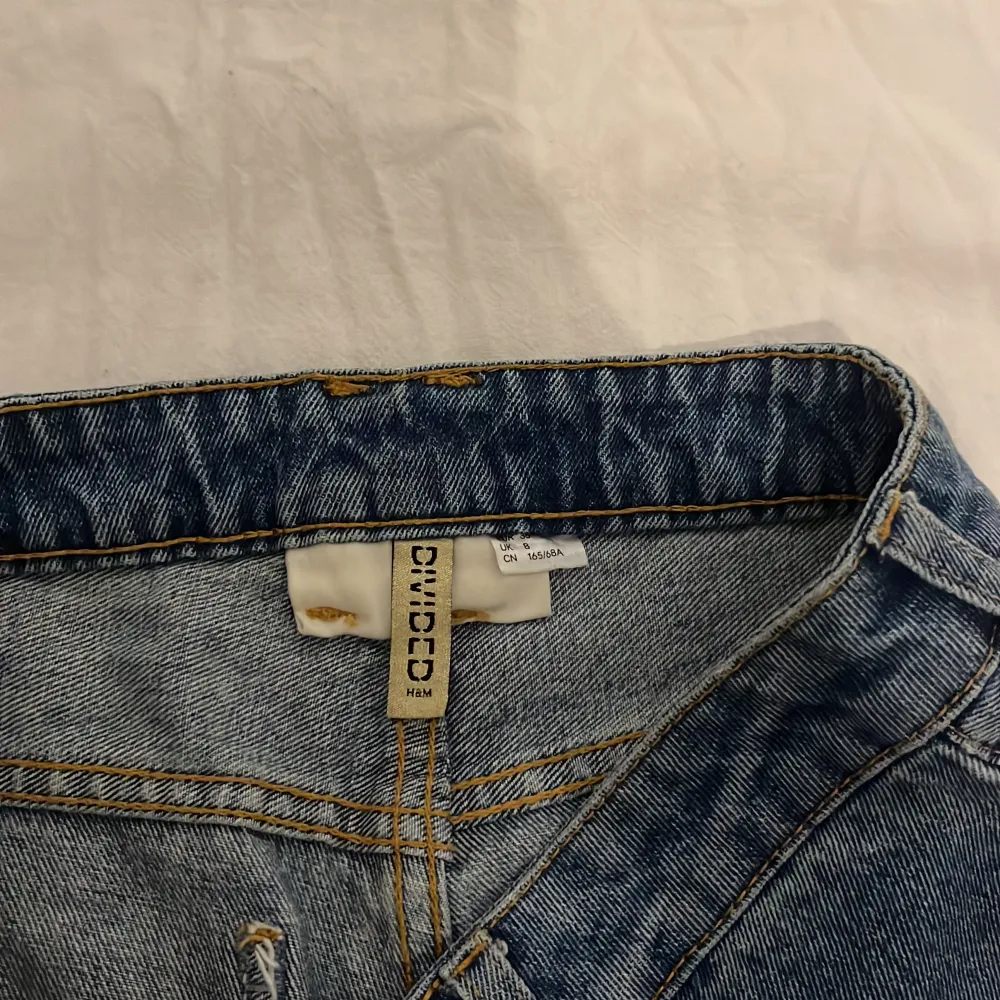 Byxor i perfekt skick från divided, h&m. Är low waist och vida! Kontakta mig ifall du har fler frågor✨. Jeans & Byxor.