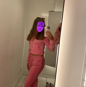 Mjukisset från Gina tricot - Säljer ett rosa mjukisset från Gina tricot, använt ca 3 gånger🥰