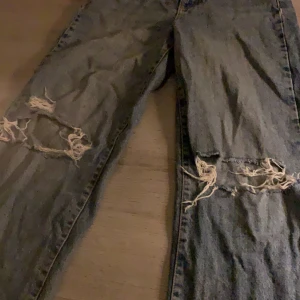 Gina tricot jeans - Ett par riktigt snygga jeans me vida ben i strl 34 men passar även 36