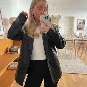 Skinnjacka ASOS - Skinnjacka i fuskläder från asos! Aldrig använt 🧡