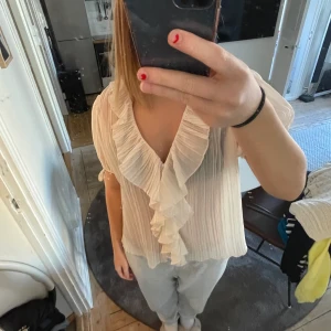 Populär blus zara - Säljer min fina rosa genomskinliga blus från zara. Overaized fit. Sparsamt använd 