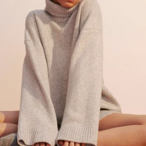 Stickad tröja  - Så fin stickad tröja ifrån hm som är perfekt nu när det är höst! Använd ett fåtal gånger så den är i ny skick! Ny pris 500kr, höj varje bud med minst 10kr eller köp direkt för 500kr.❤️❤️