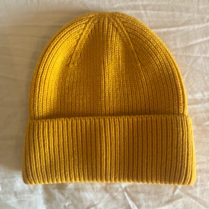 Gul mössa från Åhlens.  - Använd någon enstaka gång så är i nyskick. 