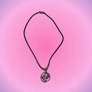 Halsband stjärntecken - Så fint halsband i bra skick med fiskar i silver på🫶🏻 Säljer fler liknande smycken som ni kan kika på i mina andra annonser om intresse finns:) Skriv privat vid intresse o frågor💖