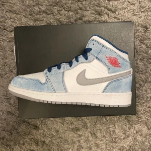 Jordan 1 mid french blue  - Säljer dessa jordan 1 mid french blue i storlek 36.5 helt nya med kvitto och orginalbox