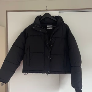 Pufferjacka  - Pufferjacka från NA-KD. Storlek 36. Knappt använd!