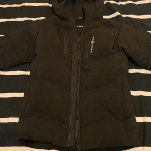 Sail Racing Dunjacka - Säljer min vinterjacka, då den ej passar mig längre. Den är i riktigt bra kondition, skulle säga 9/10. Väldigt varm och är den perfekta jackan för vintern. Nypris på jackan är ca 2800 kr. Jag säljer då för 1199 kr. Vid snabbaffär kan priset diskuteras!