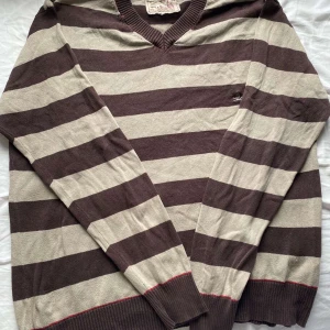 Randig sweater  - Randig sweater med dödskalle broderi! Storlek M-L  Mysig, bra skick, perfekt till hösten 🤎🤍🤎