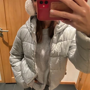 Silvrig jacka - En så varm o snygg silvrig jacka, perfekt till vintern och ett snyggt plagg till ex afterski☺️ sista bilden är lite inspo
